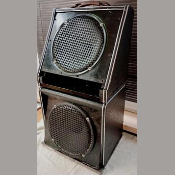 Prodám dva masivní kytarové reproboxy 1x12
