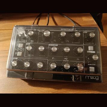 Moog Minitaur + decksaver