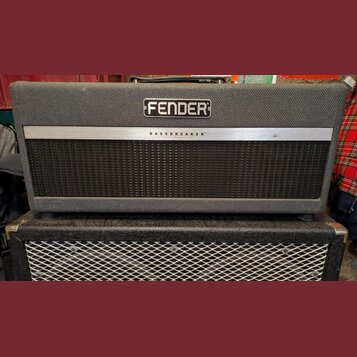 Kytarový kombo zesilovač v černém látkovém potahu. Na horní části je logo FENDER a na stříbrném pásu nápis BASSBREAKER. Pod nápisem se nachází černá…