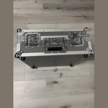 Ampeg SCR-DI + ladička Mooer baby tuner
