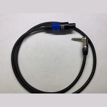 Černý audio kabel s konektory na obou koncích. Jeden konektor je úhlový jack, druhý je neutros s modrým prstencem a nápisem NEUTRIK SPEAKON Made in U…