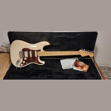 FENDER STRATOCASTER AMERICAN DELUXE
