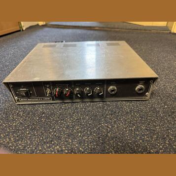 Mono Amplifier 2 x 100W, což je monofonní zesilovač