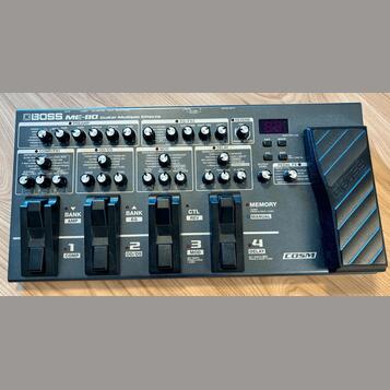 kytarový multiefekt "boss me-80 cosm"