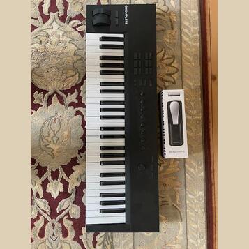 Komplete kontrol A49 vč. sustain pedálu