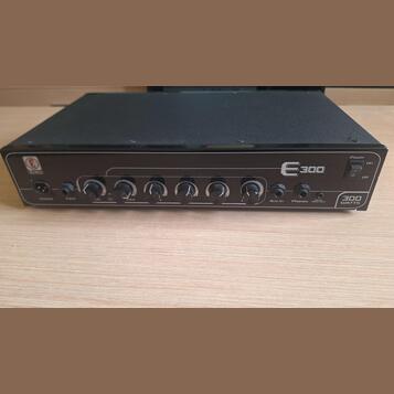 Baskytarový zesilovač Eden e300