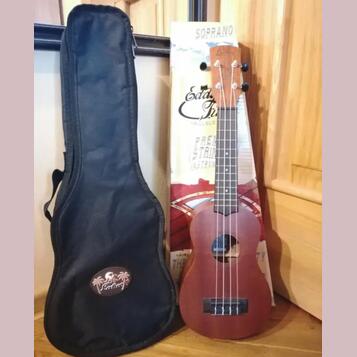 Sopránové ukulele Laka VUS10 + polstrovaný obal