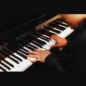 ZPĚVAČKA HLEDÁ KLÁVESÁKA/PIANISTU - Pardubice 