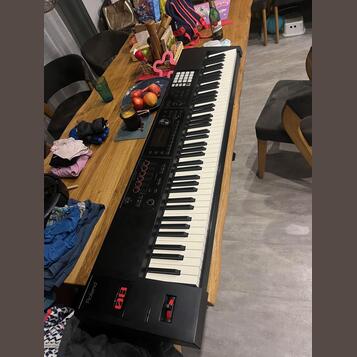 ROLAND FA8 + pevný kufr