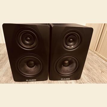 Profesionální 3-pásmové monitory M-Audio M3-8 (pár)
