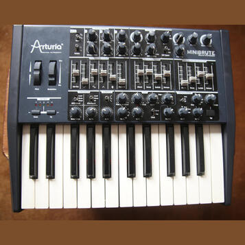 Arturia MiniBrute 
