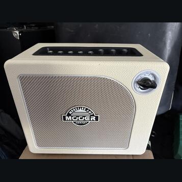 Mooer Hornet - modelingové kombo s bluetooth