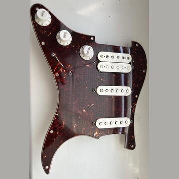 Osazený pickguard na Fender stratocaster 