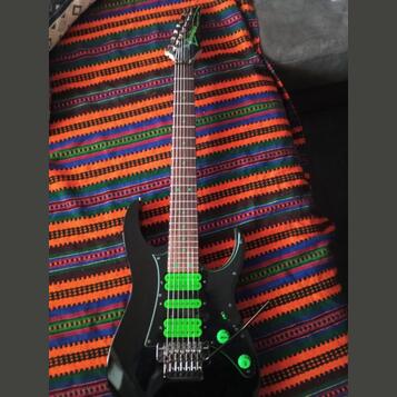 Sedmistrunná kytara Ibanez Steve Vai