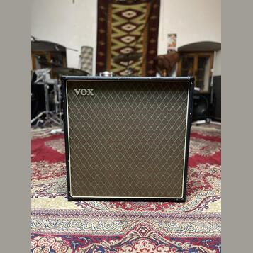 VOX V412BN – uzavřený kytarový box 4x12, mono/stereo