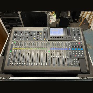Behringer X32 s casem