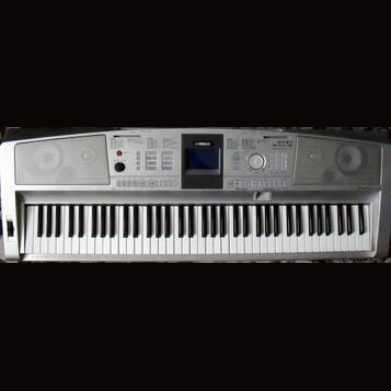 Yamaha Portable Grand DGX 305 (rozsah 6,5 oktávy)