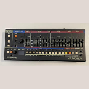 Nabízím syntezátor Roland JU06A téměř nepoužitý