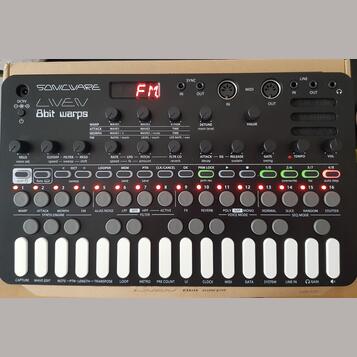 Sonicware LIVEN 8bit warps SLEVA!