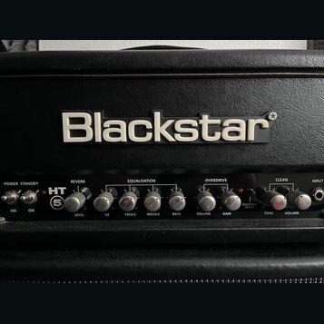 Černý kytarový kombozesilovač s nápisem Blackstar na horním panelu. Na ovládacím panelu je označení HT 5 a sekce REVERB, EQUALISATION, OVERDRIVE a CL…
