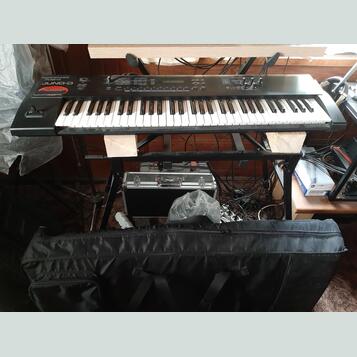 Roland Juno D-LE + stojan Soundsation