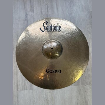 Kruhová mosazná činely s kovaným povrchem. Na horní části je černý nápis „Soultone“ a pod ním menší text „HANDMADE TURKISH CYMBALS“. Ve spodní části…