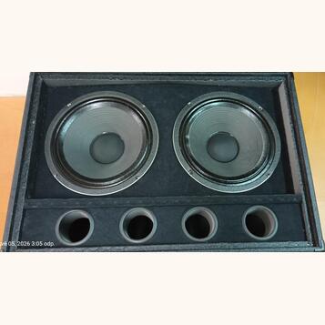 Prázdná bedna 2x 12" vhodná pro basové repráky.