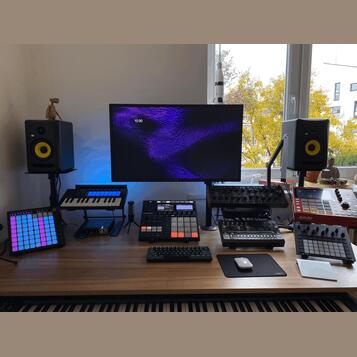  LaunchKey mini MK4 a Novation Launch pad X