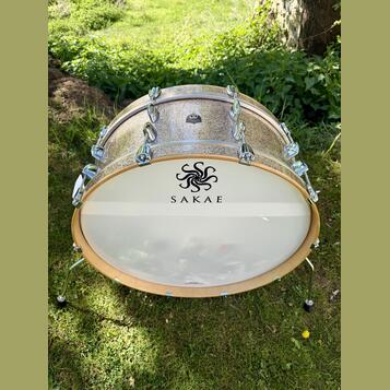 Prodám Sakae Trilogy Bass Drum 24”x 8” Champagne Sparkle