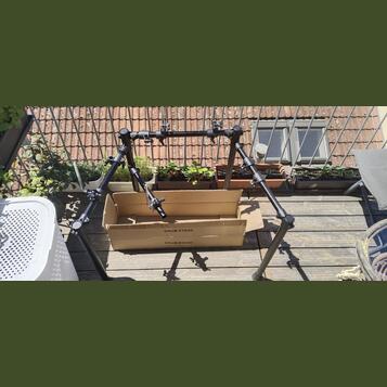 Kovová rampa k bicí soupravě.