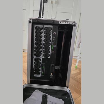 RYCHLÝ PRODEJ: Mackie DL32S v Proel racku (Stav nového)