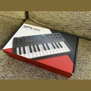 Prodám controler AKAI MPK MINI MK4