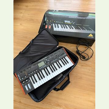 Behringer DeepMind 6 + orig. case + zvukové banky