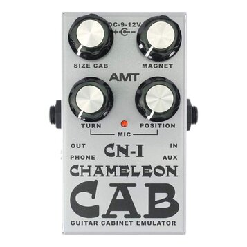 Kytarový efekt v bílém kovovém šasi s nápisem AMT CN-I CHAMELEON CAB GUITAR CABINET EMULATOR. Zařízení má čtyři černé otočné knoflíky s kovovými vršk…