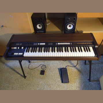 Hammond XK-2  pedály, stojan a měkký obal.