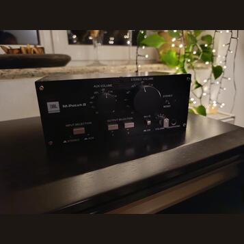 JBL M-Patch 2 – Pasivní mikrofonní a studiový kontroler