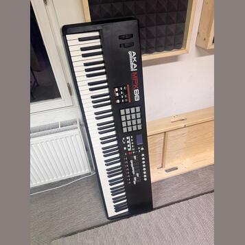 Akai MPK88 midi