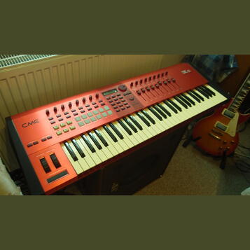 CME VX 6 -špičkový masterkeyboard s motorizovanými fadery.