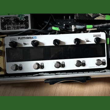 Bílá efektová pedálboard s nápisy EFFECT PRESS TO SELECT, PLETHORAX5 a TONEPRINT PRESS TO SELECT. Zařízení má pět kovových spínačů s čísly 1 až 5, tř…