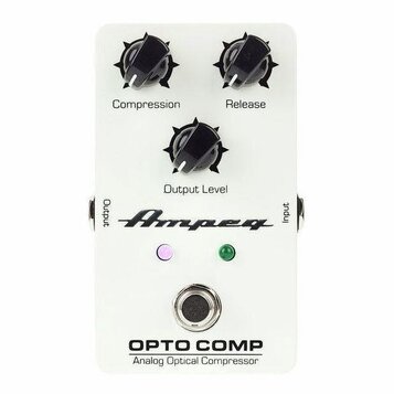 Bílý efekt pedál s třemi černými otočnými knoflíky označenými jako Compression, Release a Output Level. Na spodní části je logo Ampeg, dvě kontrolky…