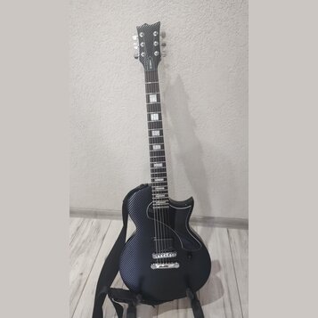 Elektrická kytara s černým povrchem z karbonového vlákna. Na hlavě hmatníku je svisle napsaný bílý nápis "KART". Nástroj má dva humbuckery, jeden ovl…
