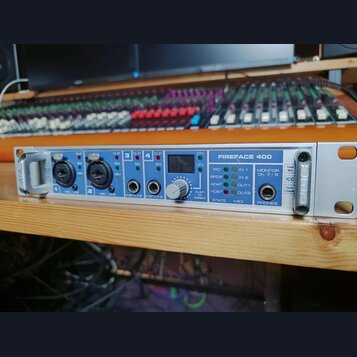 Stříbrný rackový zvukový interface s nápisem FIREFACE 400. Přední panel obsahuje dva kombinované konektory XLR/jack, dva vstupy jack 6,35 mm a ovláda…