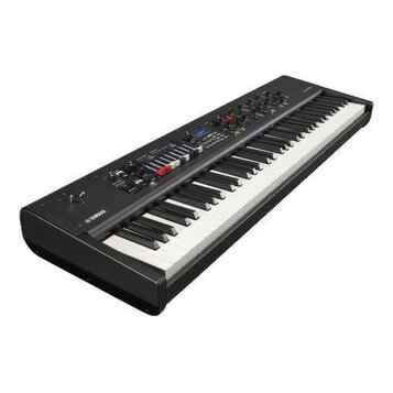Černý digitální klavír s bílými a černými klávesami. Na levé straně korpusu je bílé logo YAMAHA. Horní panel obsahuje řadu posuvníků, tlačítek a ovlá…