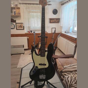 Levoruká baskytara typu Jazzbass