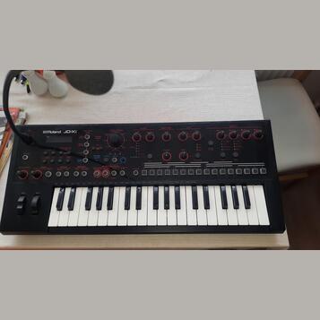 Roland JD-Xi / notové plexi na Hohner D6