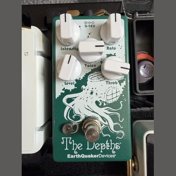 Univibe Earthquaker Devices -The Depths univibtremolorotary