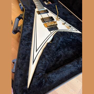 Jackson Pro Series Rhoads RR3 Ivory with Black Pinstripes