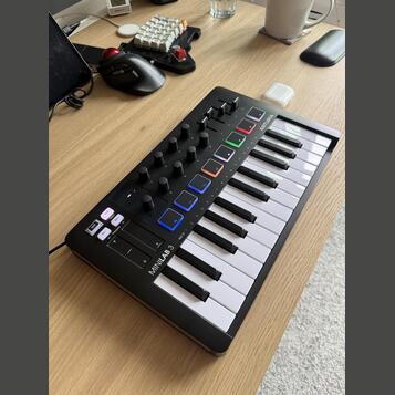 Arturia MiniLab 3 Black / Černý - vynikající stav