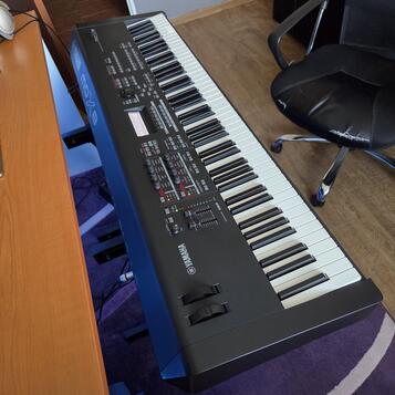 Yamaha MOX8 + Originální zpevněné pouzro od Yamahy