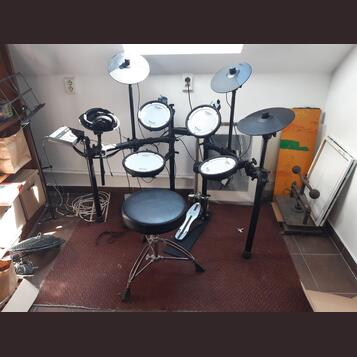 Roland TD-07DMK + činelový pad, pedál, sluchátka, židlička..